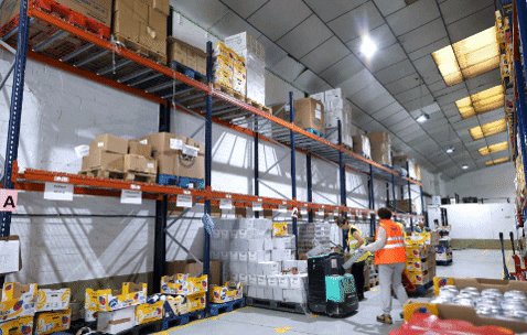 Dos de las voluntarias que trabajan estos días en el pabellón del Banco de Alimentos de Gipuzkoa.