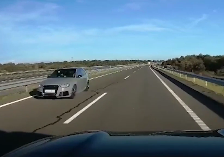 Pantallazo del vídeo del coche que cazó en dirección contraria al otro en la autovía EX-A1.