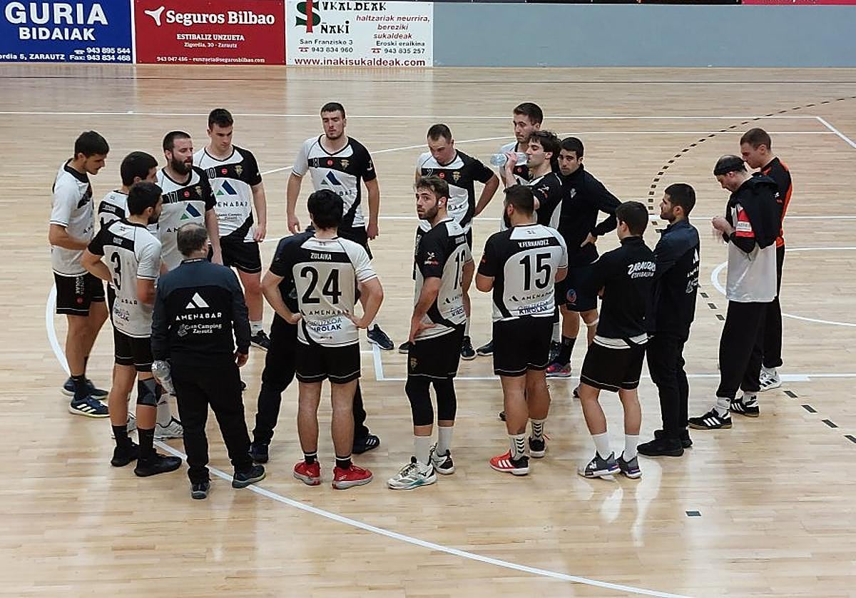 Los jugadores del Zarautz, en un descanso de un partido en el Aritzbatalde.