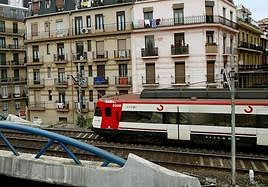 Foto de un tren de Renfe a su paso por Gros.