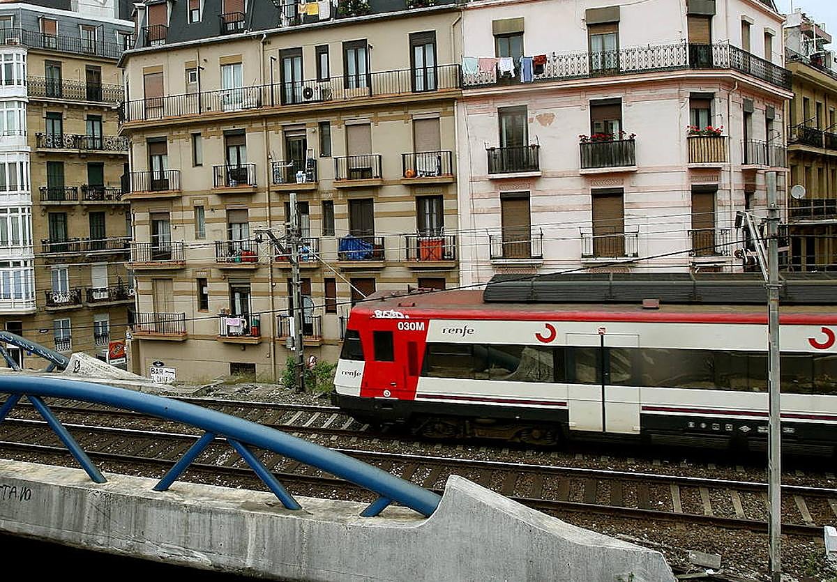 Foto de un tren de Renfe a su paso por Gros.