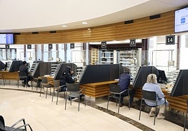 Varios contribuyentes realizan la declaración de la Renta de este año en las oficinas de Hacienda de Errotaburu.