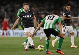Illarramendi filtra un balón con su derecha mientras Zubimendi sigue la jugada de cerca.