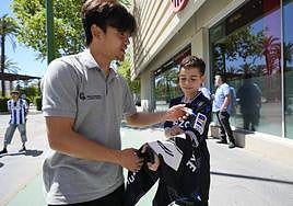 Kubo firma un autógrafo a un joven aficionado este miércoles en el NH Collection Sevilla antes de regresar a Donostia.