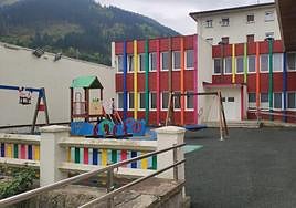 Vista de las viejas escuelas de Sigma, donde se ha ubicado la Oficina de Proximidad para atender a los vecinos.