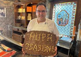 Pello Alaña con una pieza de chocolate 'urrakin egina', con un mensaje para animar a Osasuna de cara a la final de la Copa del Rey.