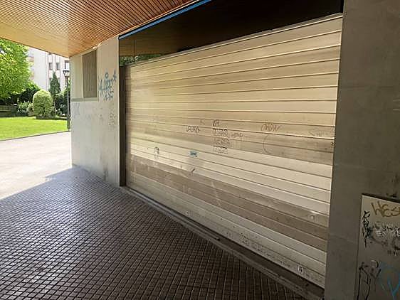 Parte trasera de la sucursal de Aretxabaleta por la que los ladrones trataron de entrar ayer a robar.