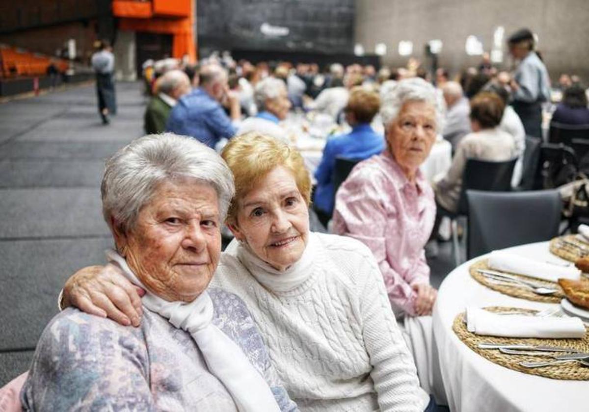 Vitoria Mirandona e Isabel Uriona fueron dos de las supervivientes que compartieron sus vivencias de la guerra durante la comida que ha tenido lugar en el frontón Jai Alai de la localidad.