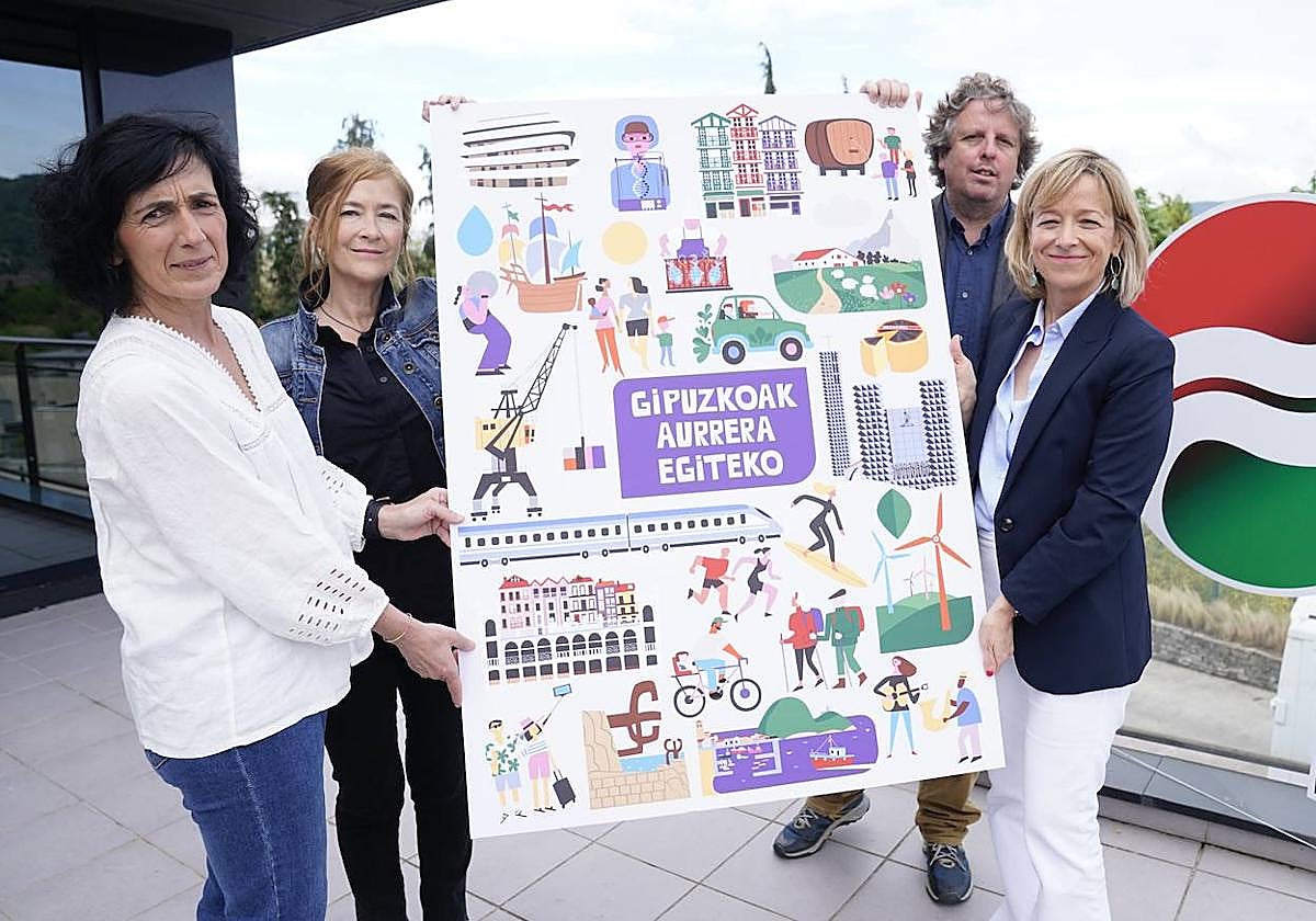 Olatz Peon, María Eugenia Arrizabalaga, Xabier Ezeizabarrena y Eider Mendoza sostienen el cartel electoral en la terraza del GBB.