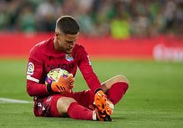 Remiro sostiene un balón sobre el césped del Benito Villamarín.