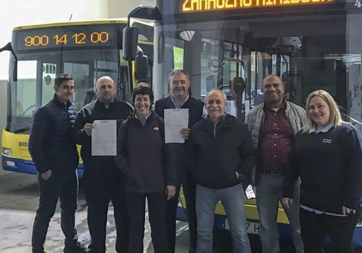 Conductores del autobús urbano de Zarautz muestran su satisfacción tras el acuerdo alcanzado para mejorar sus condiciones laborales.