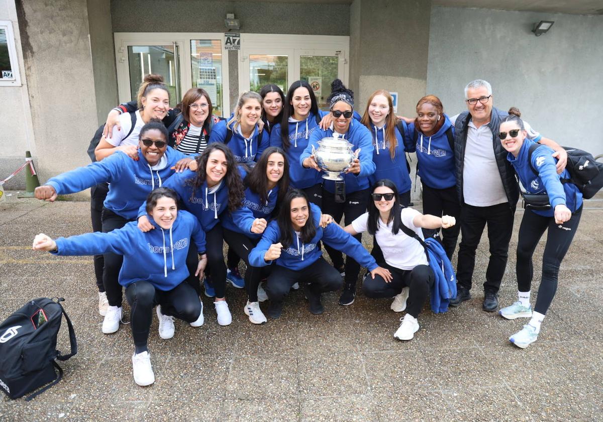 Jugadoras y representantes del Bera Bera a su llegada al polideportivo Bidebieta tras la consecución de la Copa en Málaga.