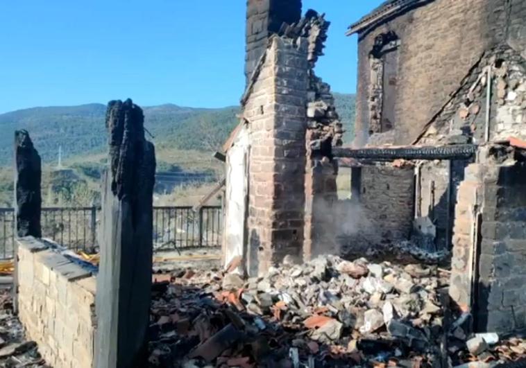 La vivienda quedó arrasada por el fuego