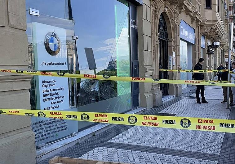 Estado en el que ha quedado una de las lunas del concesionario Lurauto en el centro de Donostia.