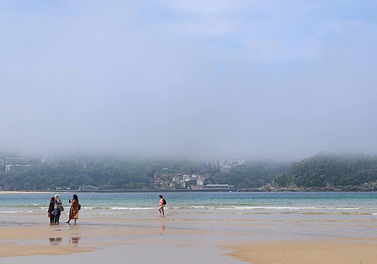 Imagen principal - La niebla marina entrando por Igeldo, Pasaia y Ulía