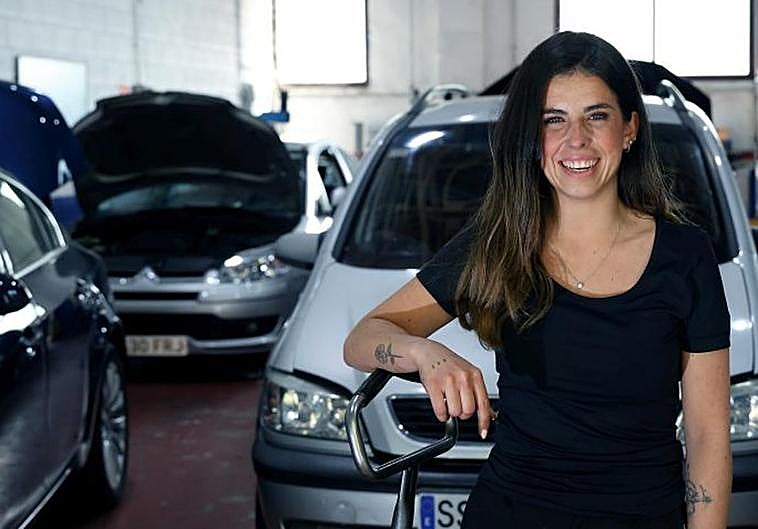 Irati Etxandi se dispone a cambiar una rueda.