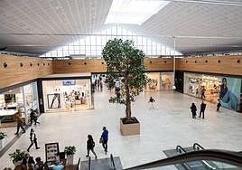 Interior del centro comercial Garbera.