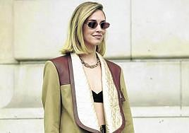 La italiana apuesta por un dos piezas 'crop' con americana superpuesta y complementos tendencia.