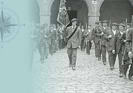 Miembros del Somatén de Tolosa saliendo del Ayuntamiento en 1927.