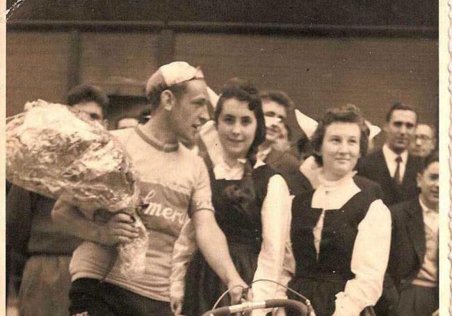 En 1957, el errenteriarra con el ramo de flores tras ganar en Legazpi.