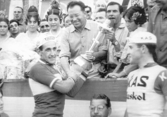 1966. Otaño recibe de manos de Luis Puig el trofeo por su segundo campeonato de España.