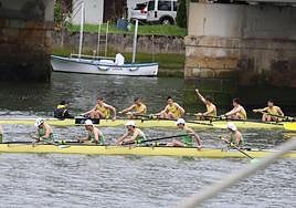 El ocho de Orio atraviesa el puente ligeramente por delante del de Hondarribia, con gestos de victoria.