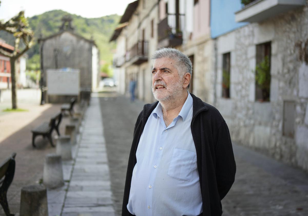 Eguiguren, en la plaza de Aizarna, en la que está la antigua escuela en la que aprendió a leer y escribir.