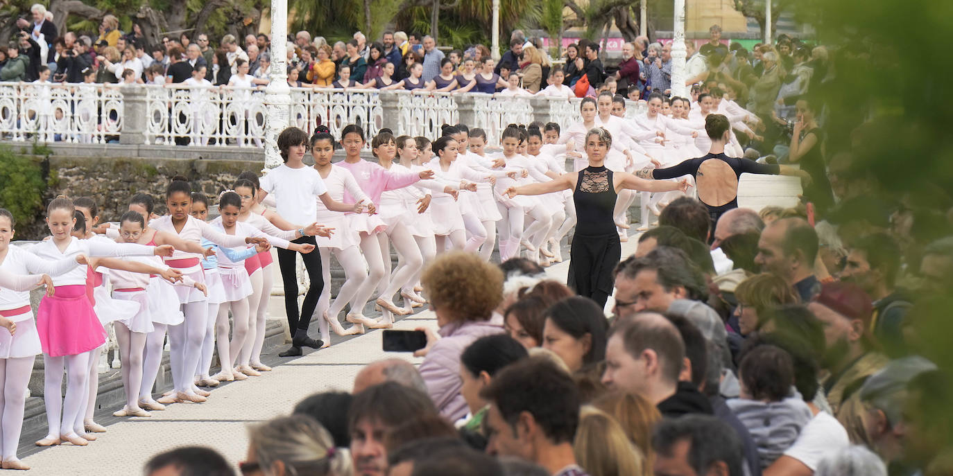 Danza en la barandilla de La Concha