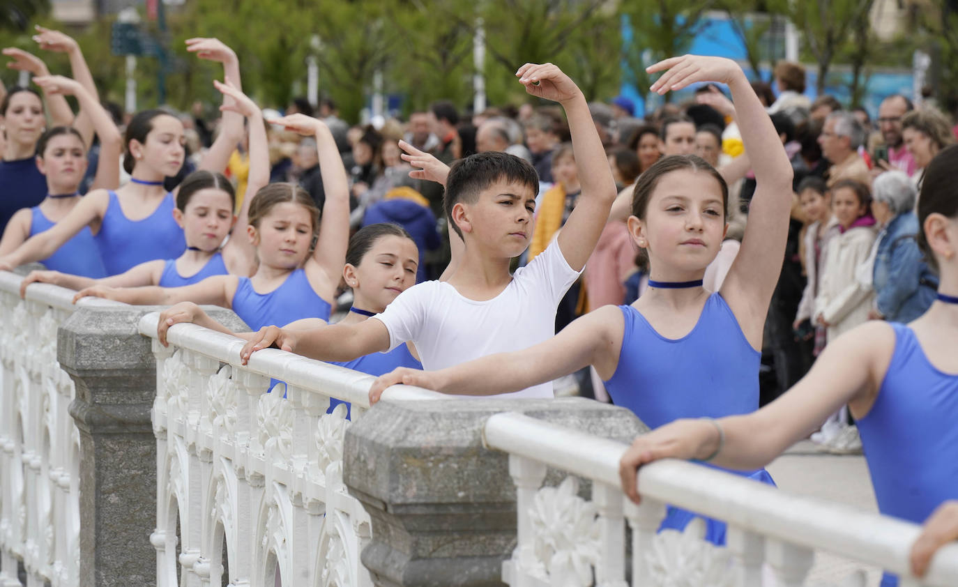 Danza en la barandilla de La Concha