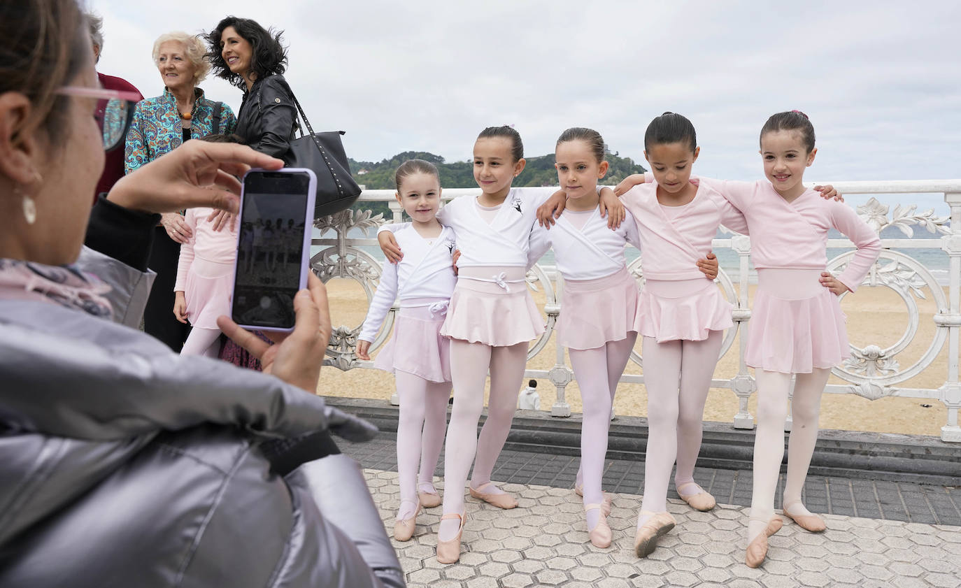 Danza en la barandilla de La Concha