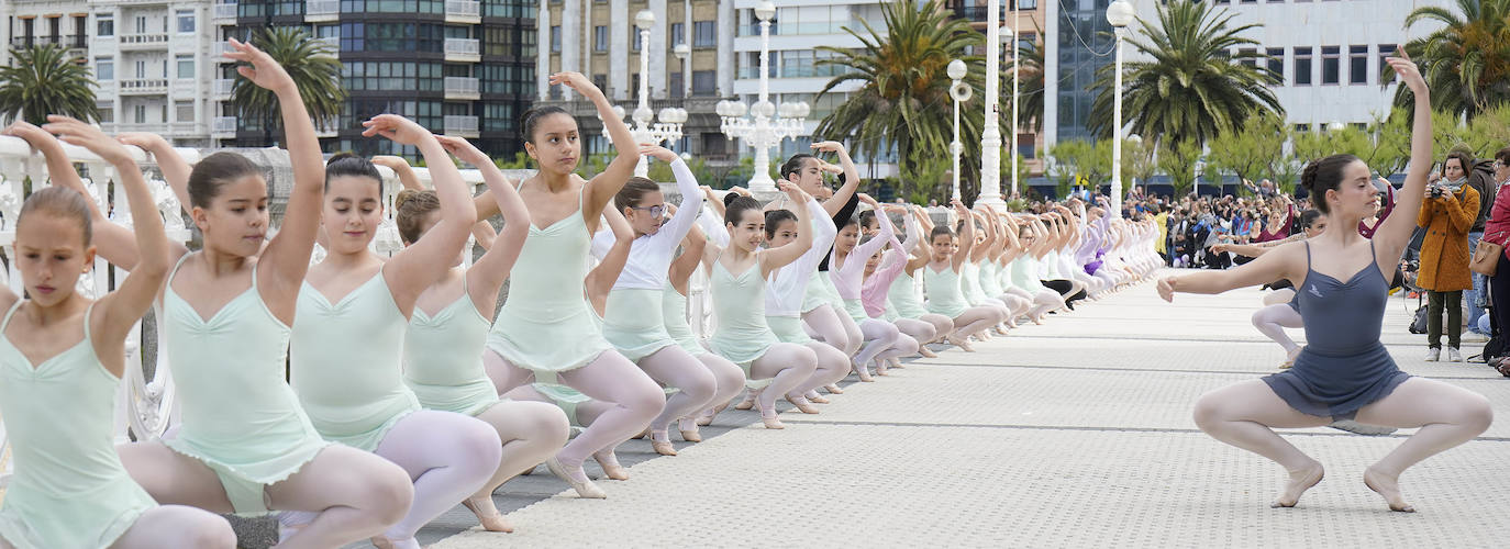 Danza en la barandilla de La Concha