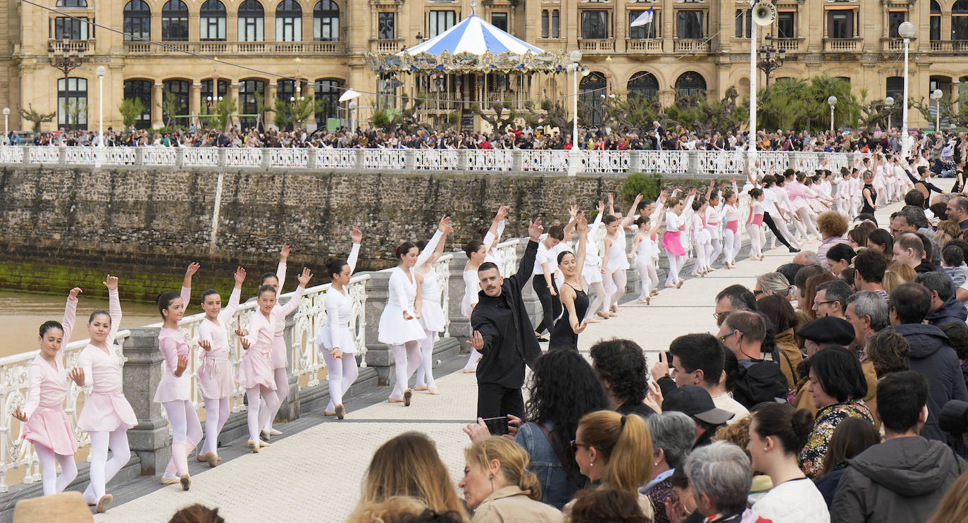 Danza en la barandilla de La Concha