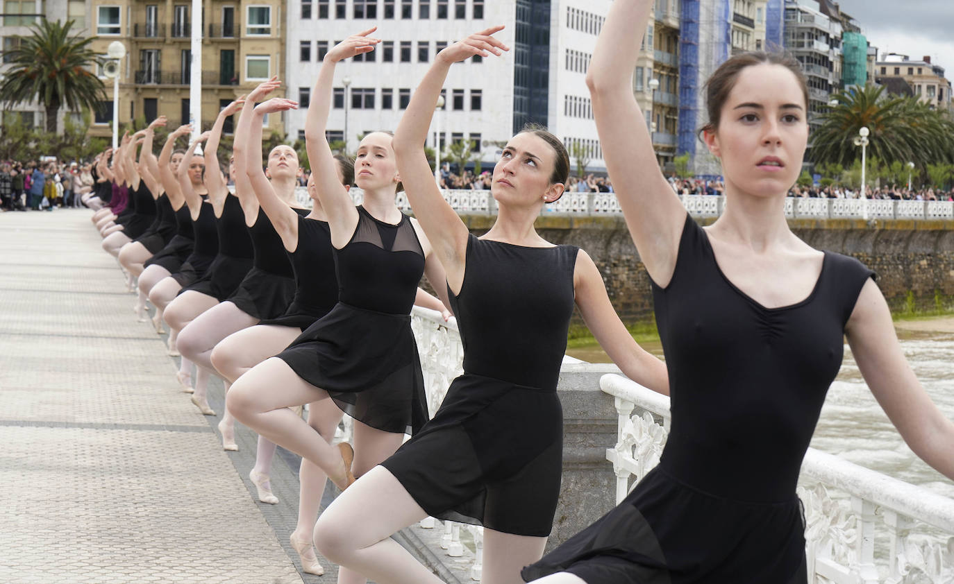 Danza en la barandilla de La Concha