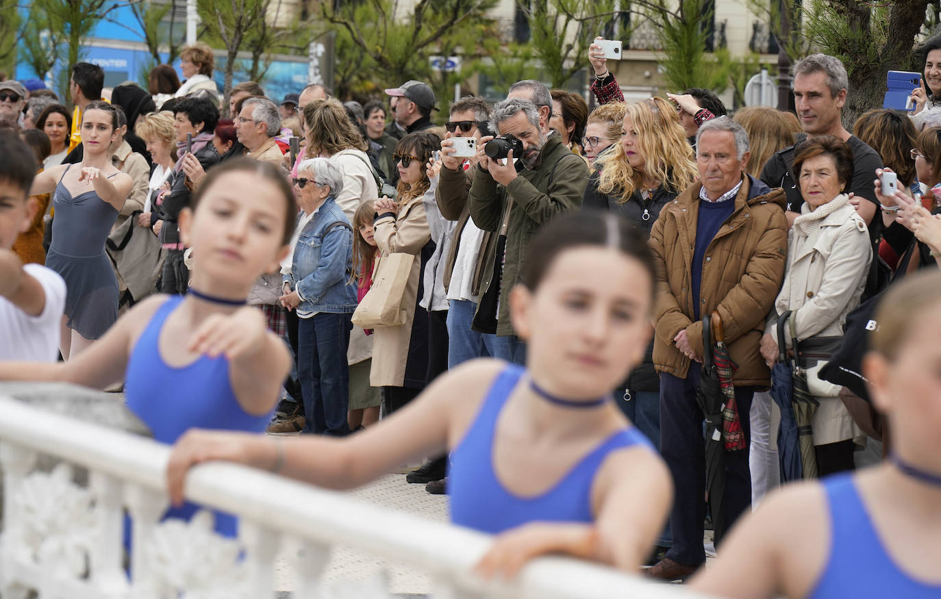 Danza en la barandilla de La Concha