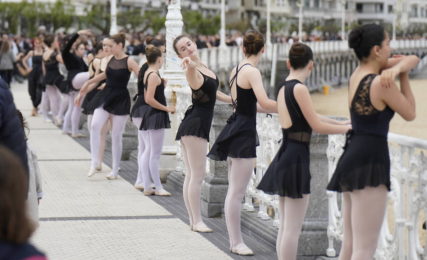 Danza en la barandilla de La Concha