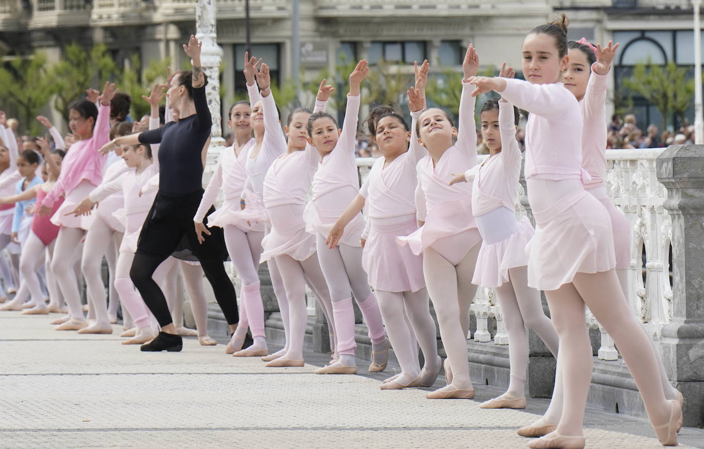 Danza en la barandilla de La Concha