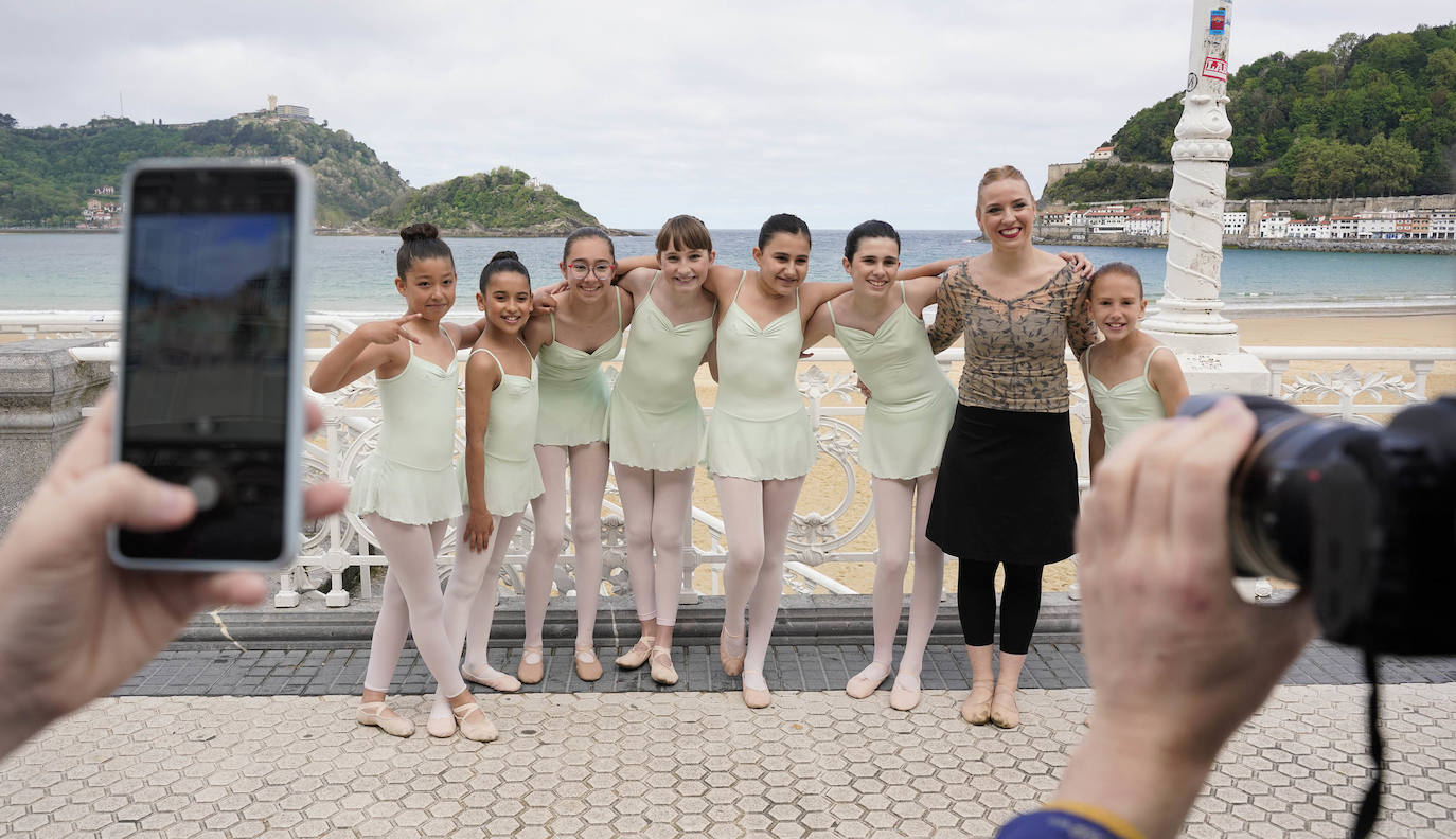 Danza en la barandilla de La Concha