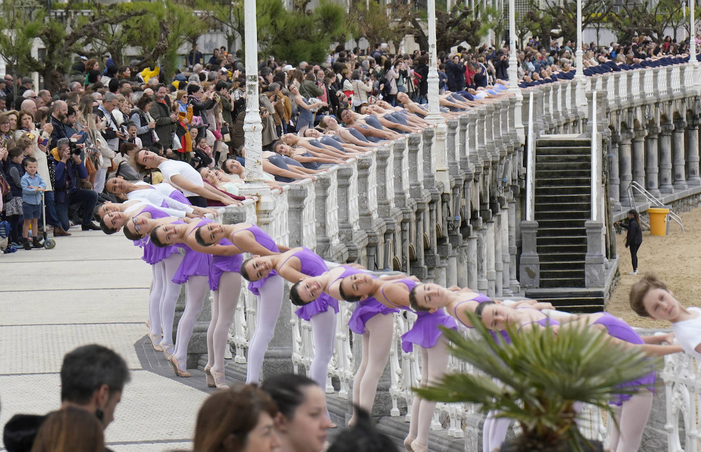 Danza en la barandilla de La Concha