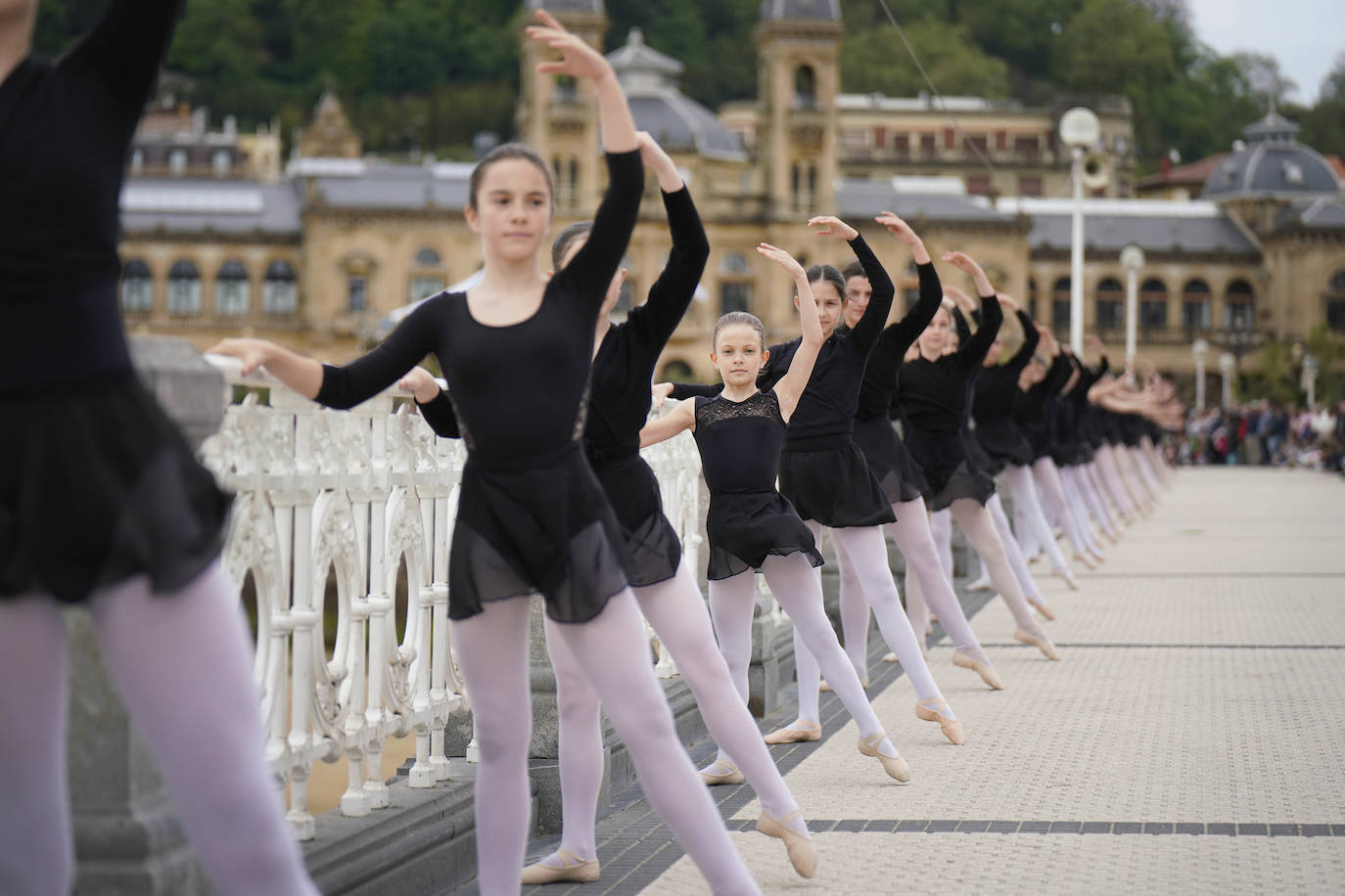 Danza en la barandilla de La Concha