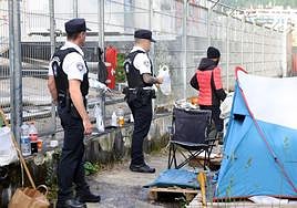 En la parte trasera del Palacio de Hielo Txuri Urdin en Donostia hay tres tiendas de campaña.
