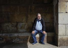 Jesús Eguiguren, en la plaza de Aizarna en la que está la antigua escuela donde aprendió a leer y escribir.