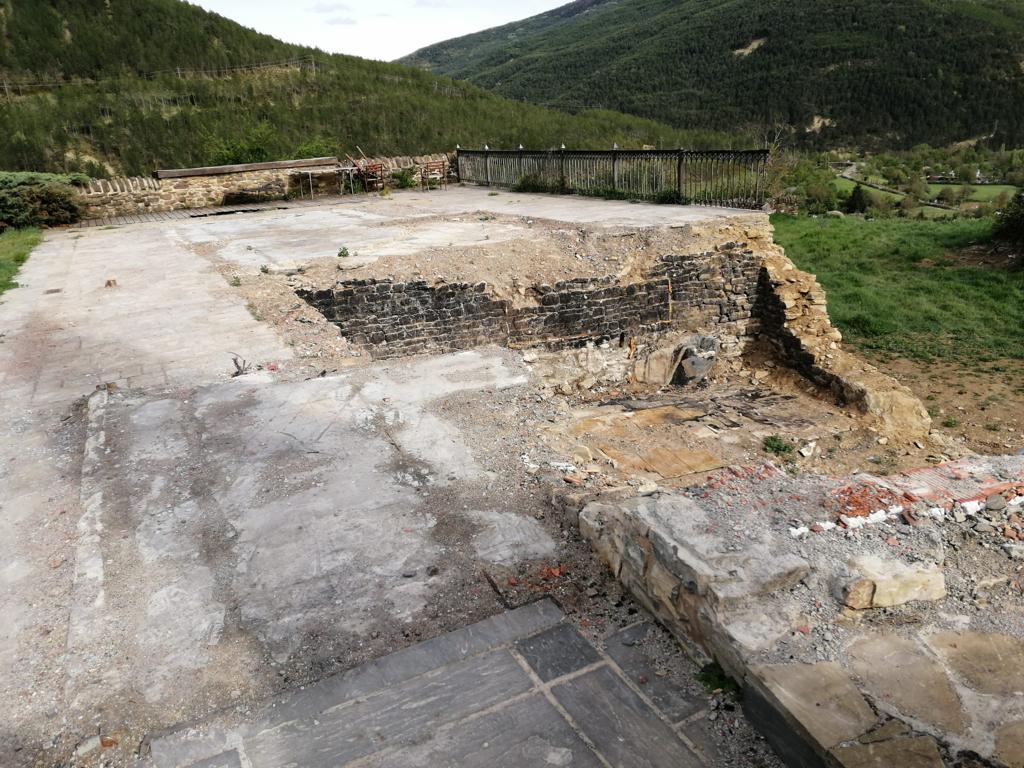 Así está el solar de la vivienda incendiada en Castiello de Jaca