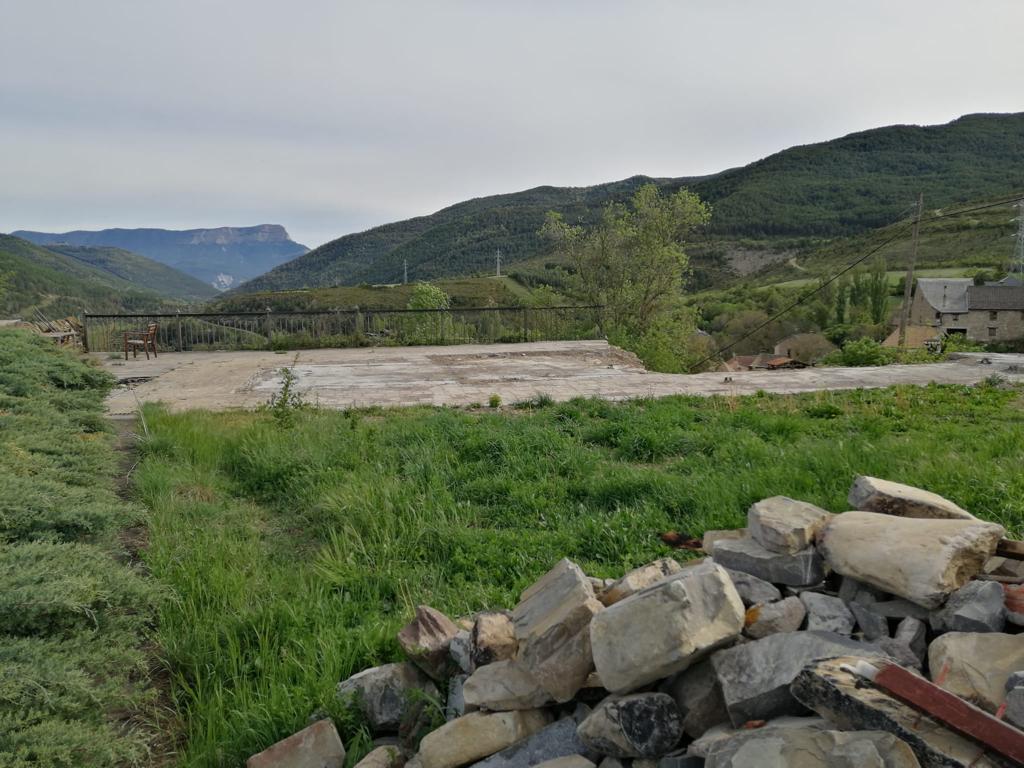 Así está el solar de la vivienda incendiada en Castiello de Jaca