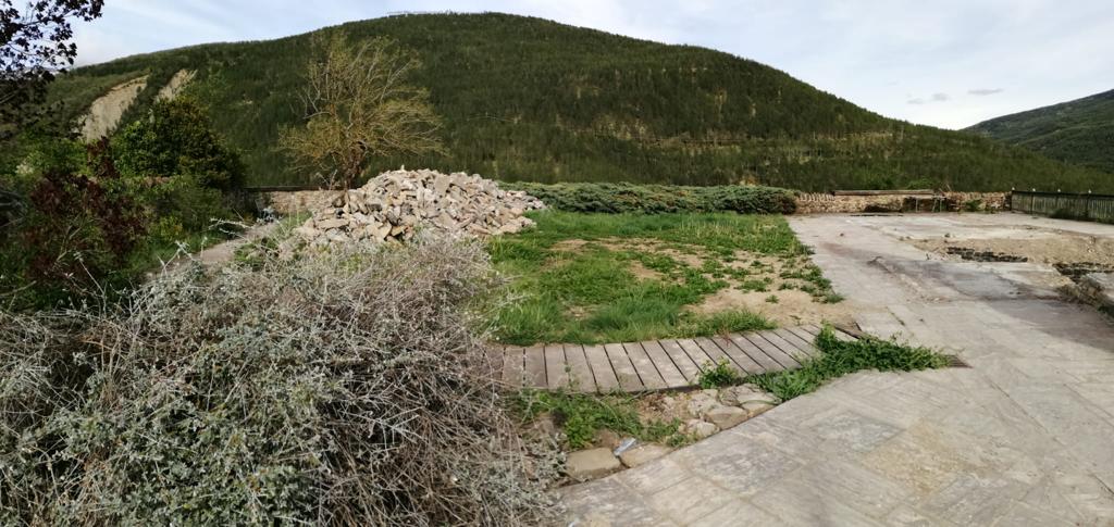 Así está el solar de la vivienda incendiada en Castiello de Jaca