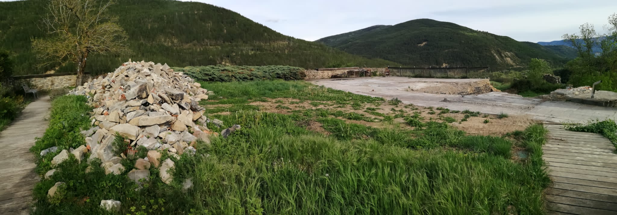 Así está el solar de la vivienda incendiada en Castiello de Jaca