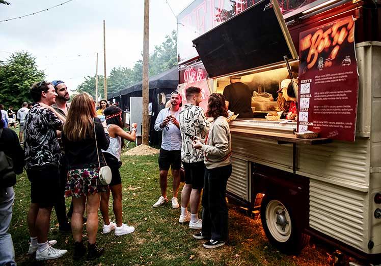 Zona de foodtrucks en el BBK Live 2021.