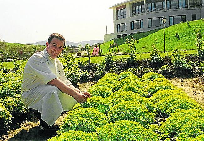 Imagen de un joven Berasategu en la huerta del restaiurante en los inicios de una aventura que cumple 30 años.