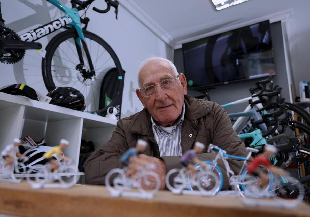 Luis Otaño, en la tienda de bicicletas KHU bikes de su Errenteria natal.