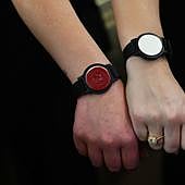 Un control horario improvisado y escrito a bolígrafo con la tinta todavía fresca