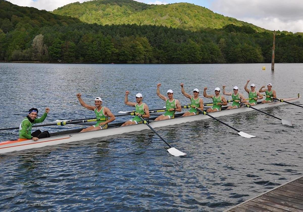 El bote ganador de Hondarribia alza los brazos en Legutiano.